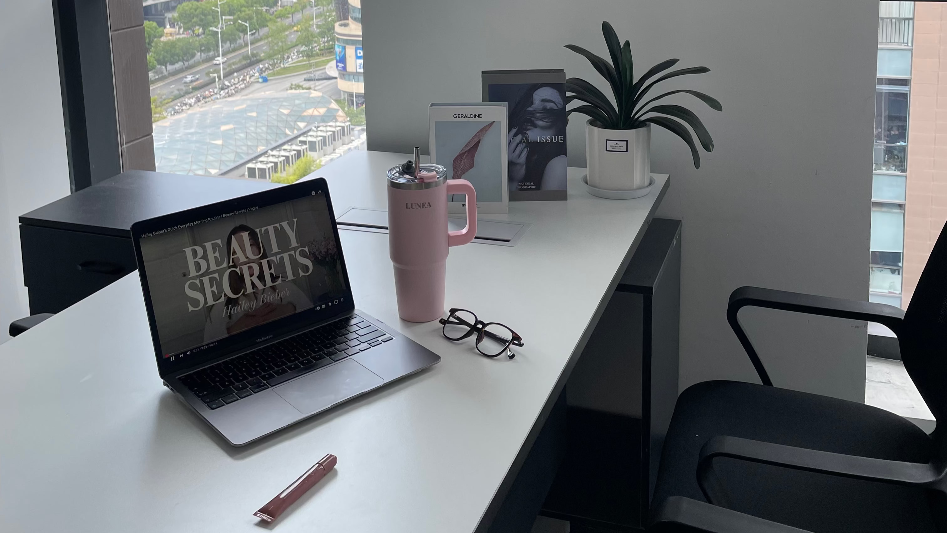 UNEA tumbler in pastel pink aesthetic office